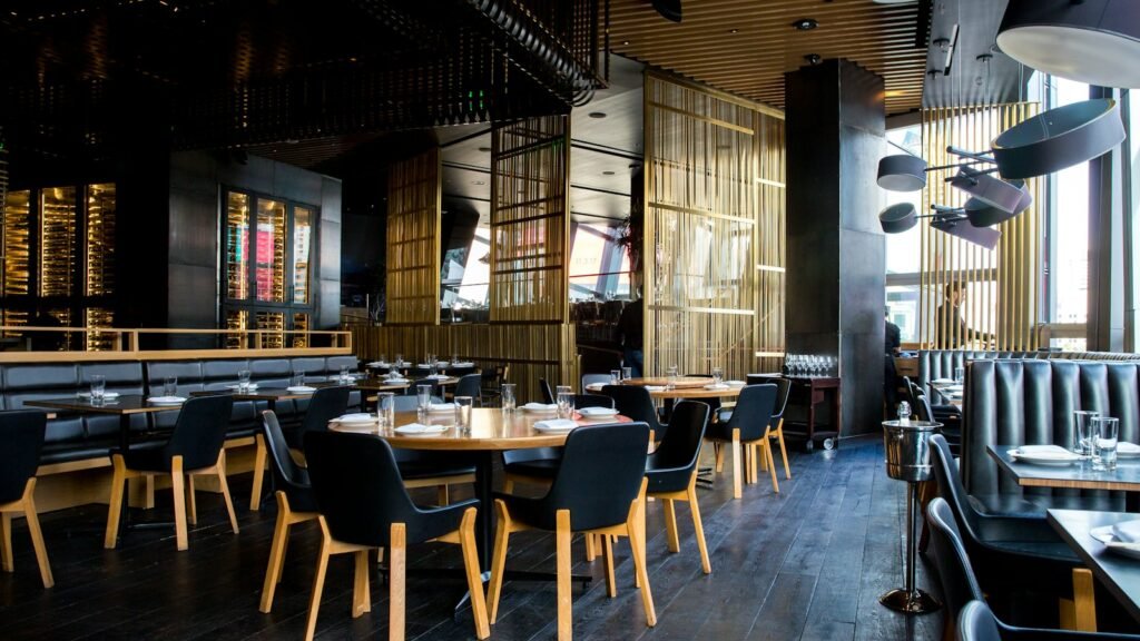 Emilia AI restaurantes: salão vazio sob ângulo de câmera de segurança
