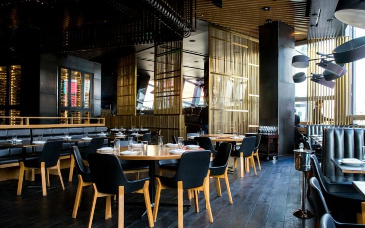 Emilia AI restaurantes: salão vazio sob ângulo de câmera de segurança